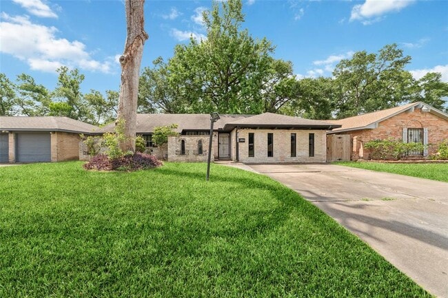 Foto del edificio - 5618 Briarwick Ln