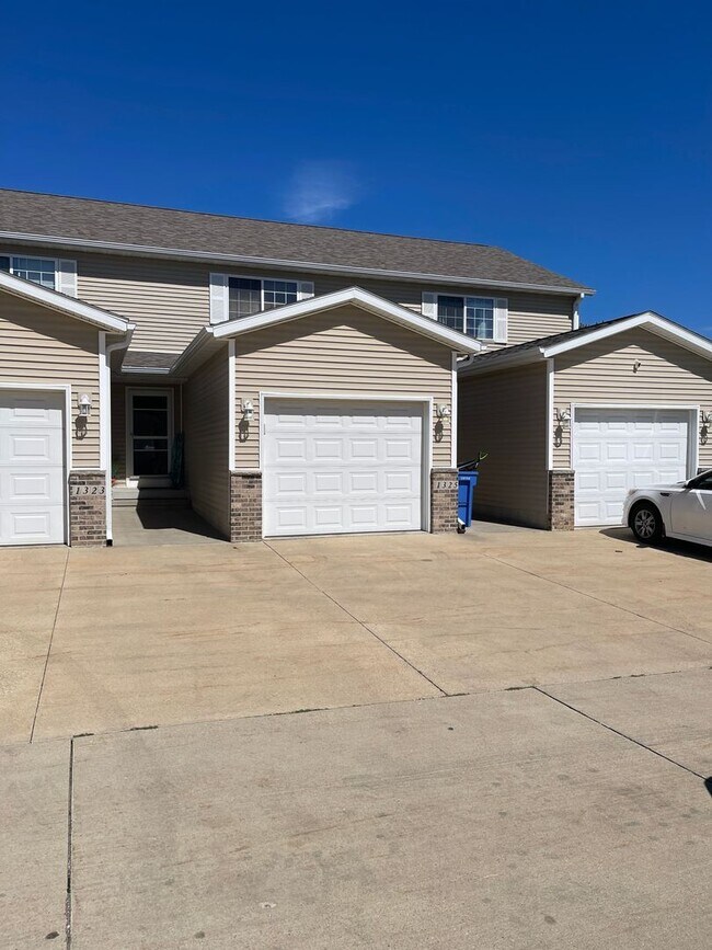 Foto del edificio - 1325 Creekside Ct