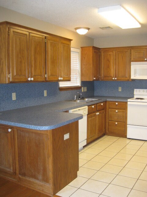 Building Photo - Charming 4 bedroom 2 1/2 bath home!