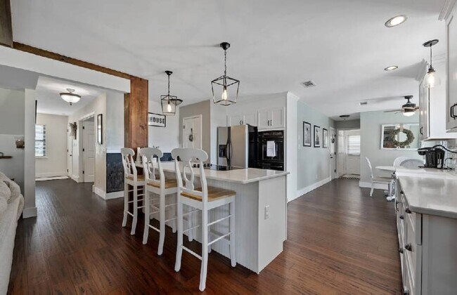 Building Photo - Golf course, close to beaches & downtown