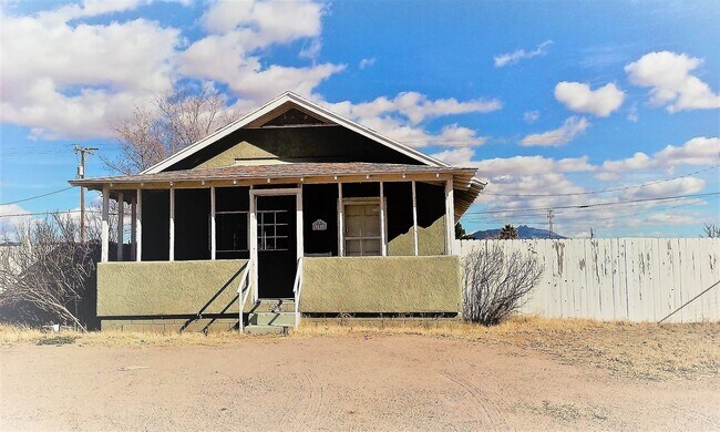 Building Photo - Charming older home!