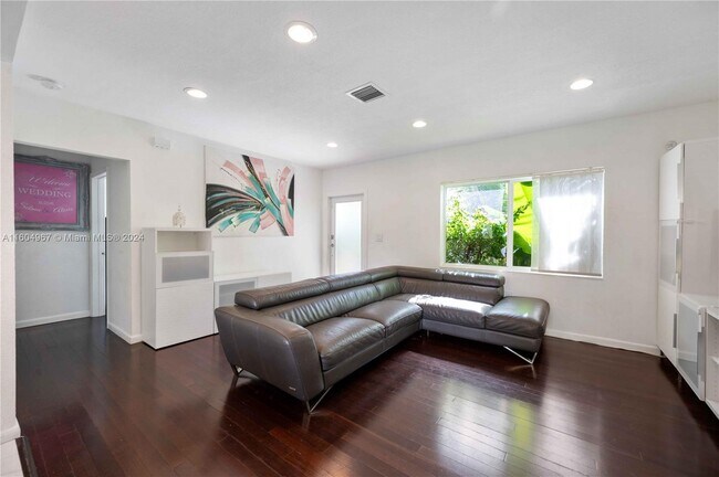 Foto del edificio - 2401 SW 26th St