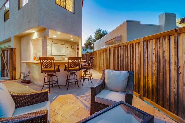 Foto del edificio - Spacious Unfurnished Home near Coronado's Schools available for Long Term Lease!