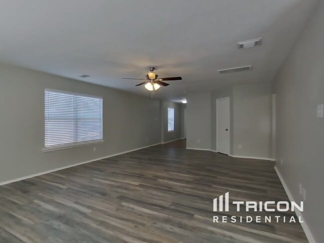 Building Photo - 33111 Cottonwood Bend