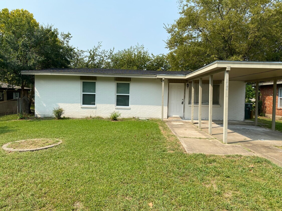 Primary Photo - 628 S Andrews Ave