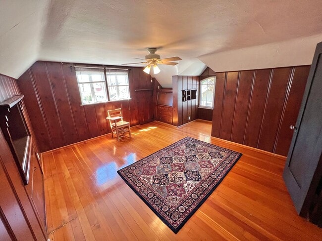 Building Photo - Historic Bluff Park 1BD Retreat | Top Floor Vintage Gem