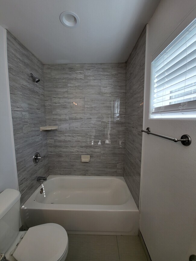 Foto del edificio - 14622 Archwood St