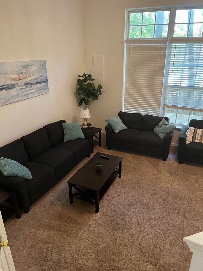 Foto del edificio - LARGE 3 BEDROOM TOWNHOME