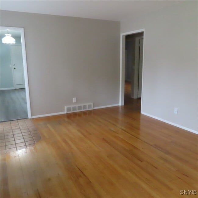 Building Photo - 7843 Glenwood Dr N