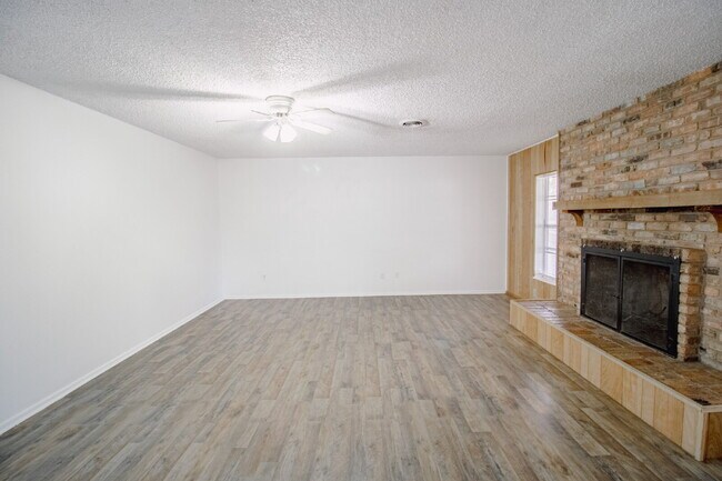 Building Photo - Spacious Renovated Home