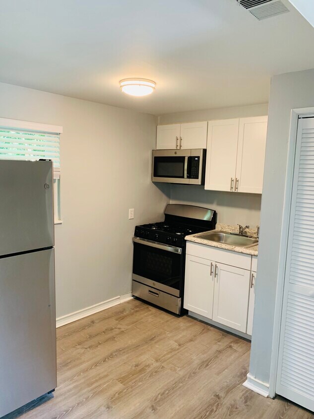 Kitchen - 922 Western Ave