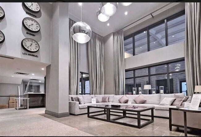 Building Photo - Large 1+1(2nd bedroom) Unit with Parking a...