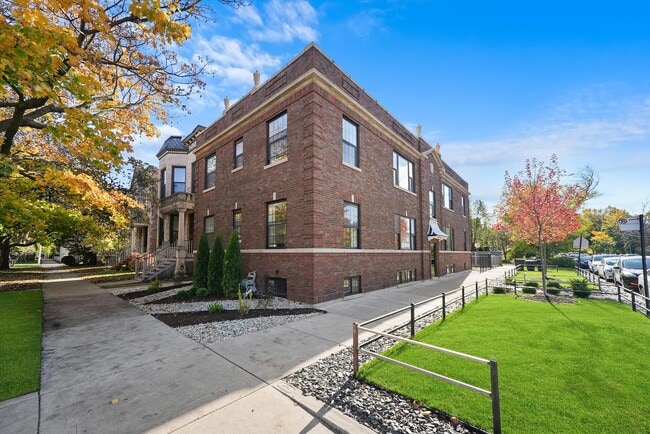 Building Photo - 4153 N Hermitage Ave