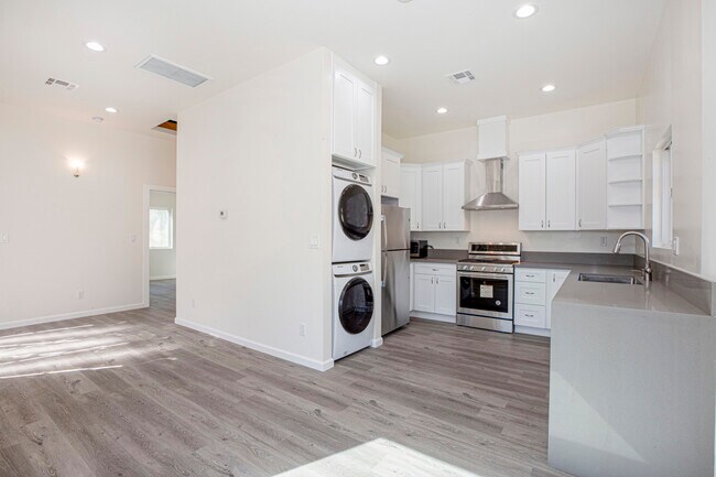 Building Photo - 2757 Paloma St