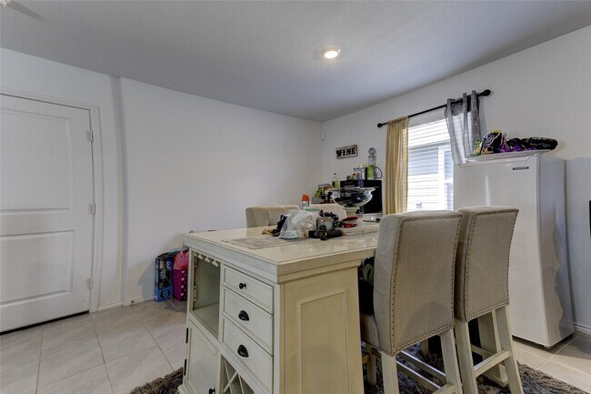 Foto del edificio - 5708 Manarchos Ln