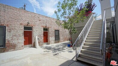 Building Photo - 922 W 23rd St