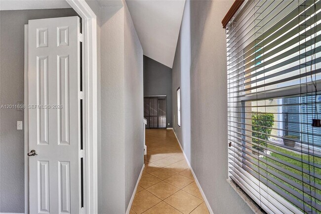 Foto del edificio - 2057 SE Avon Park Dr