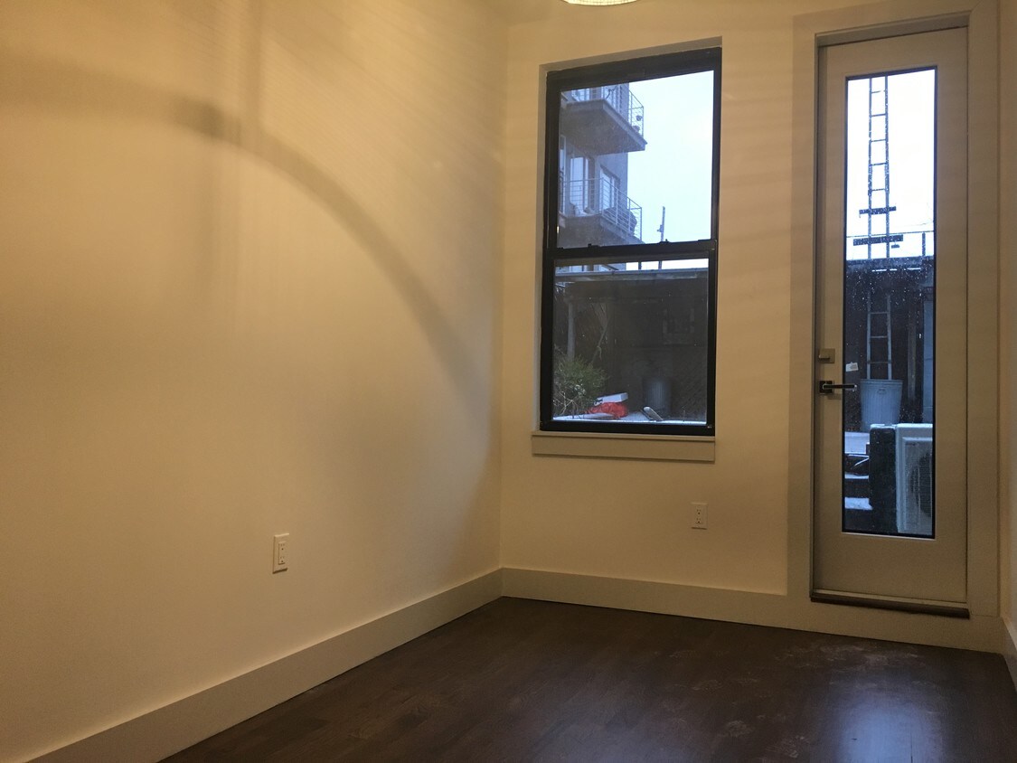 Foto principal - 376 Graham Ave
