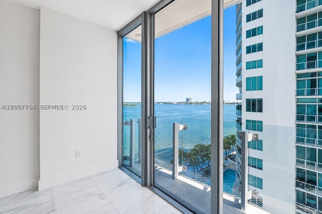 Foto del edificio - 700 NE 26th St