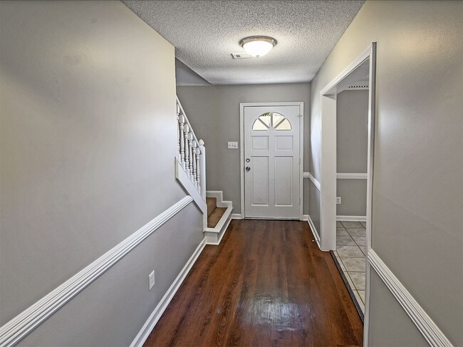 Building Photo - Pretty 4 bed, 2.5 bath home with wonderful...