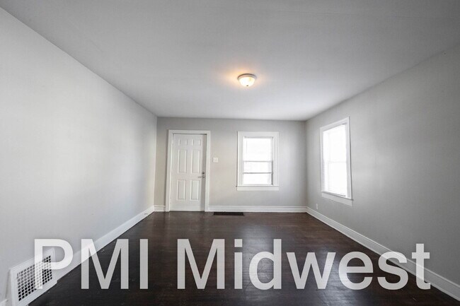 Photo - "Charming 3-Bed Duplex on Guilford Ave - A Cozy 1100 Sq Ft Retreat in Indianapolis!" Apartment