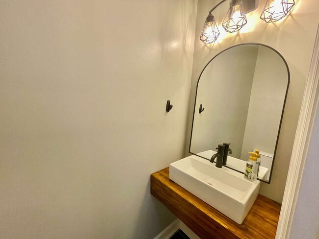 Foto del edificio - Spacious 3-Bedroom Nest with 2.5 Baths And...