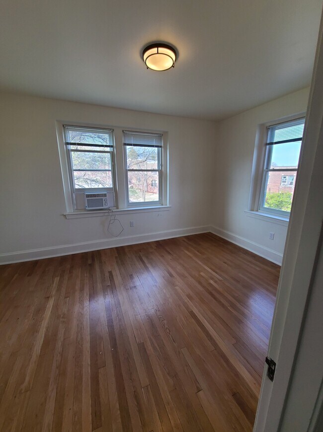 Building Photo - 5040 New Hampshire Ave NW