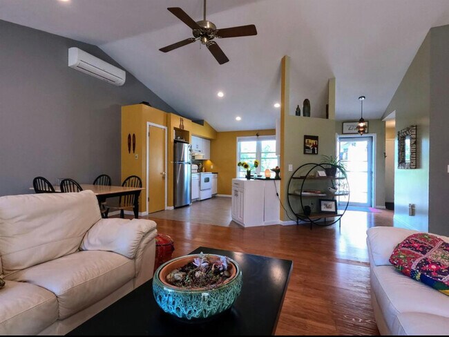 Open plan living - 153 Westview Ln