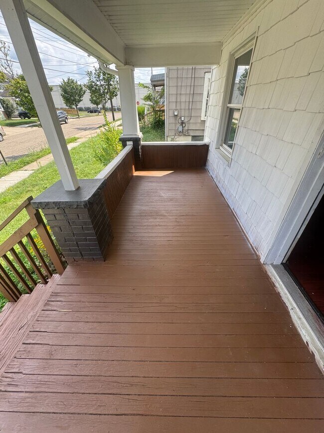 Foto del edificio - Move-In Ready Akron Home with Four Bedrooms and Outdoor Space