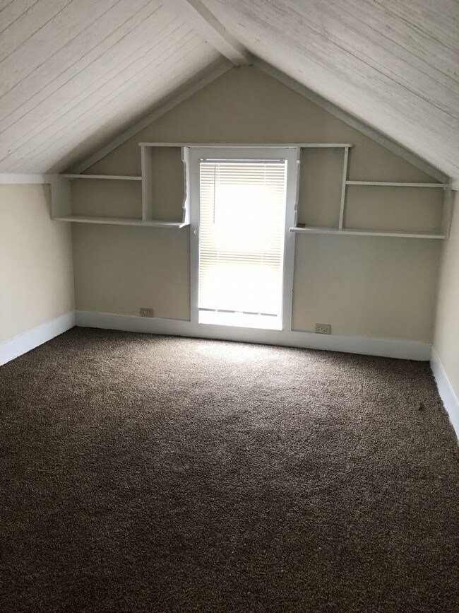 Building Photo - 3 bed unit for rent