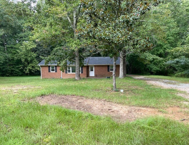 Foto del edificio - Updated 3 BD / 2.5 BA House on 1 Acre in Hillsborough!