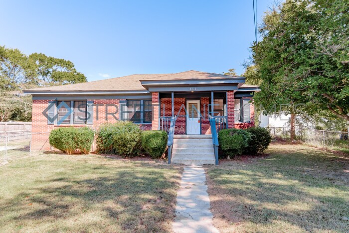 Primary Photo - HOLIDAY SPECIAL! SIGN A LEASE BY NOVEMBER ...
