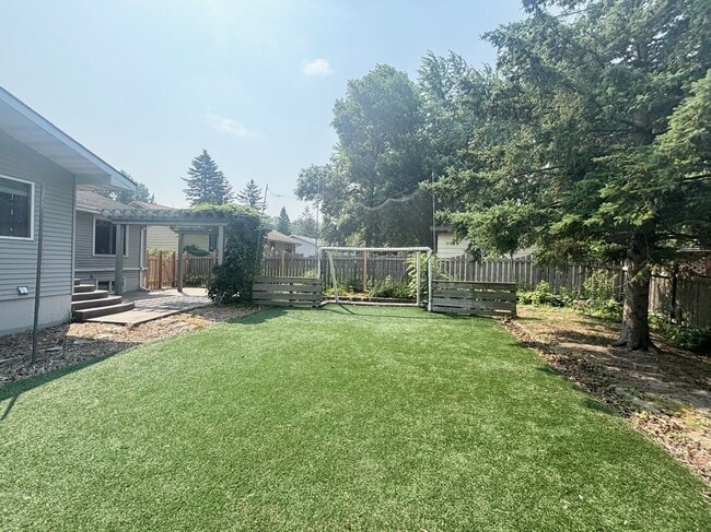 Building Photo - 524 10th Ave SW