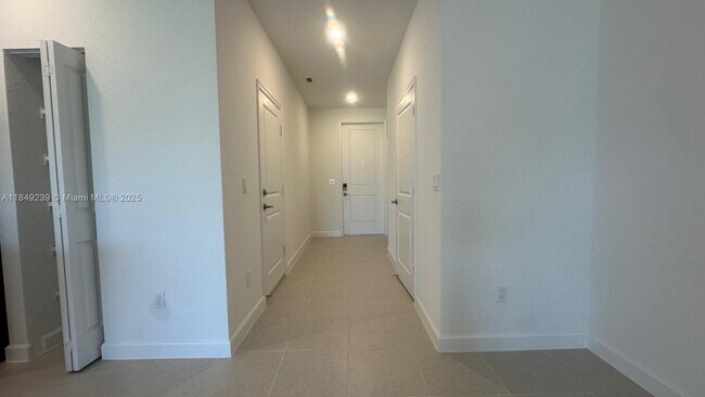 Building Photo - 553 Rivergrass St