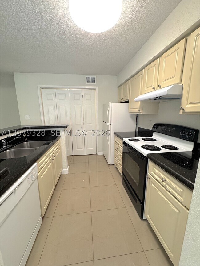 Foto del edificio - 777 Riverside Dr