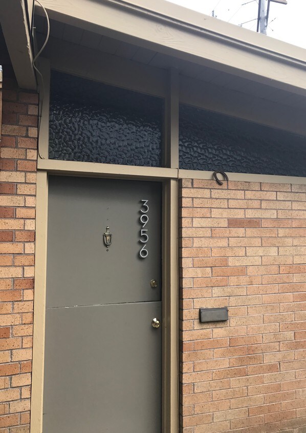 entry with dutch door - 3956 E Madison St