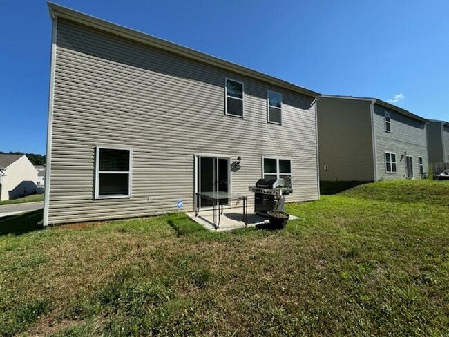 Building Photo - West Knoxville 37932  - 3 bedroom, 2.5 bat...