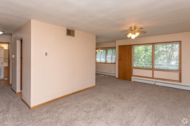 1BR, 1BA - 900 SF - Carriage Hill