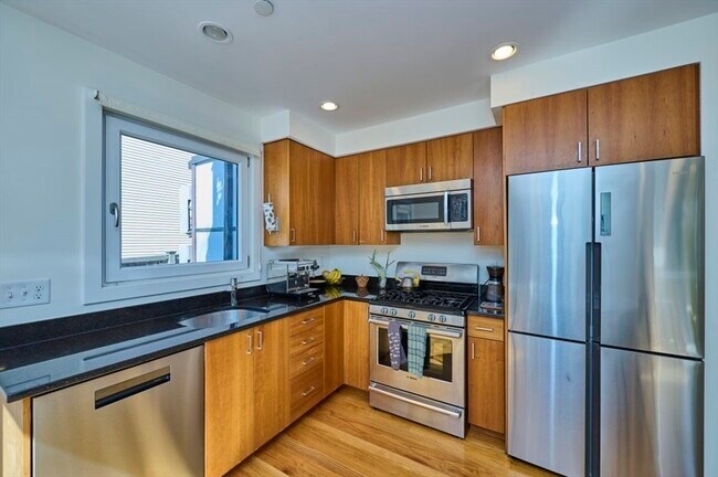 Building Photo - 13 Clary St
