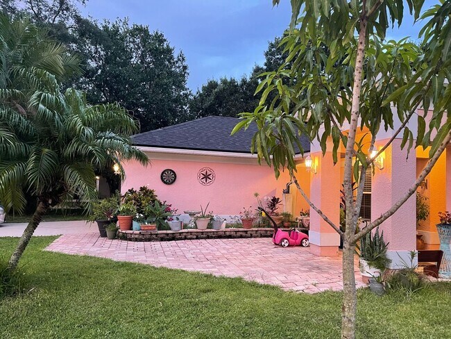 Foto del edificio - 5906 Diamond Ct