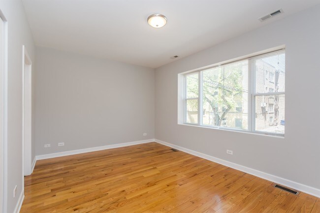 Foto del edificio - 2303 W Granville Ave