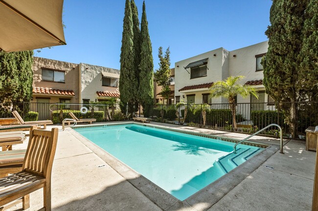 Building Photo - 2 Bedroom 1.5 Bath Townhome with  pvt pati...