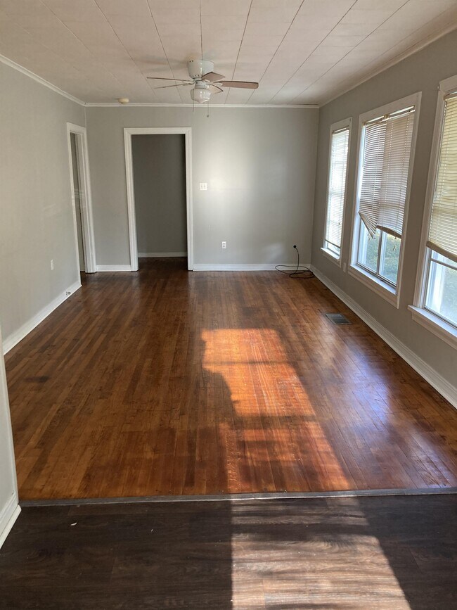 Building Photo - 412 Parkway Dr N