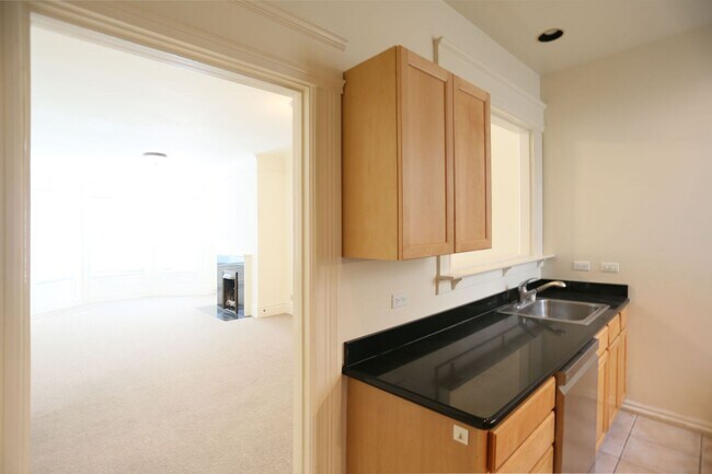Building Photo - Large 2BR/1BA in Lower Haight, Bay Windows...