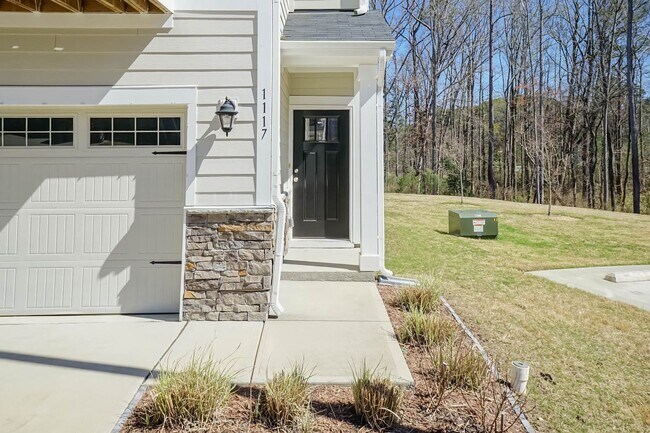 Foto del edificio - Four Bedroom Townhome!