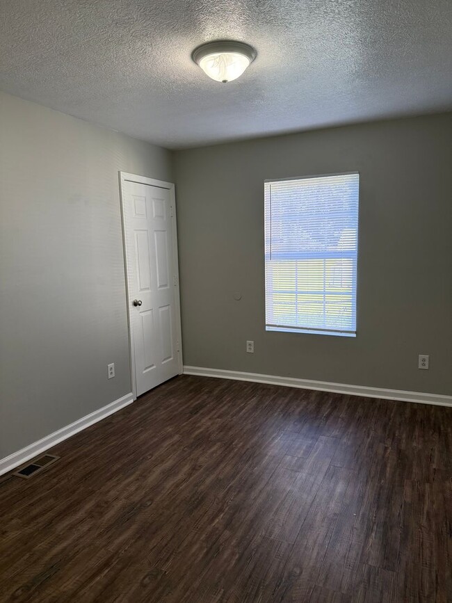 Foto del edificio - Charming 3 bedroom 2 bath bungalow- brand new refrigerator!