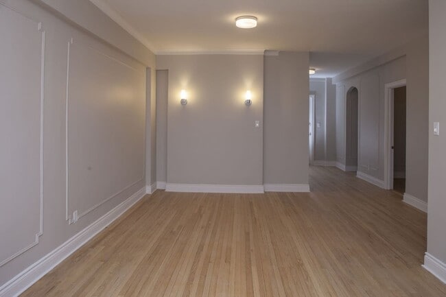 Building Photo - 4557 Rue Sherbrooke O