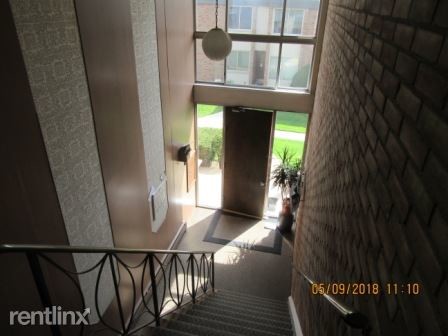 Building Photo - 2 br, 2 bath  - 4047 W Maple Rd Apt B204