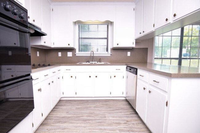 Building Photo - 5 bedrooms!!!