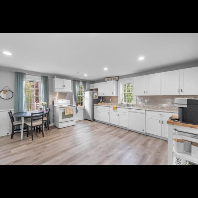 Building Photo - 15 Hackmatack St